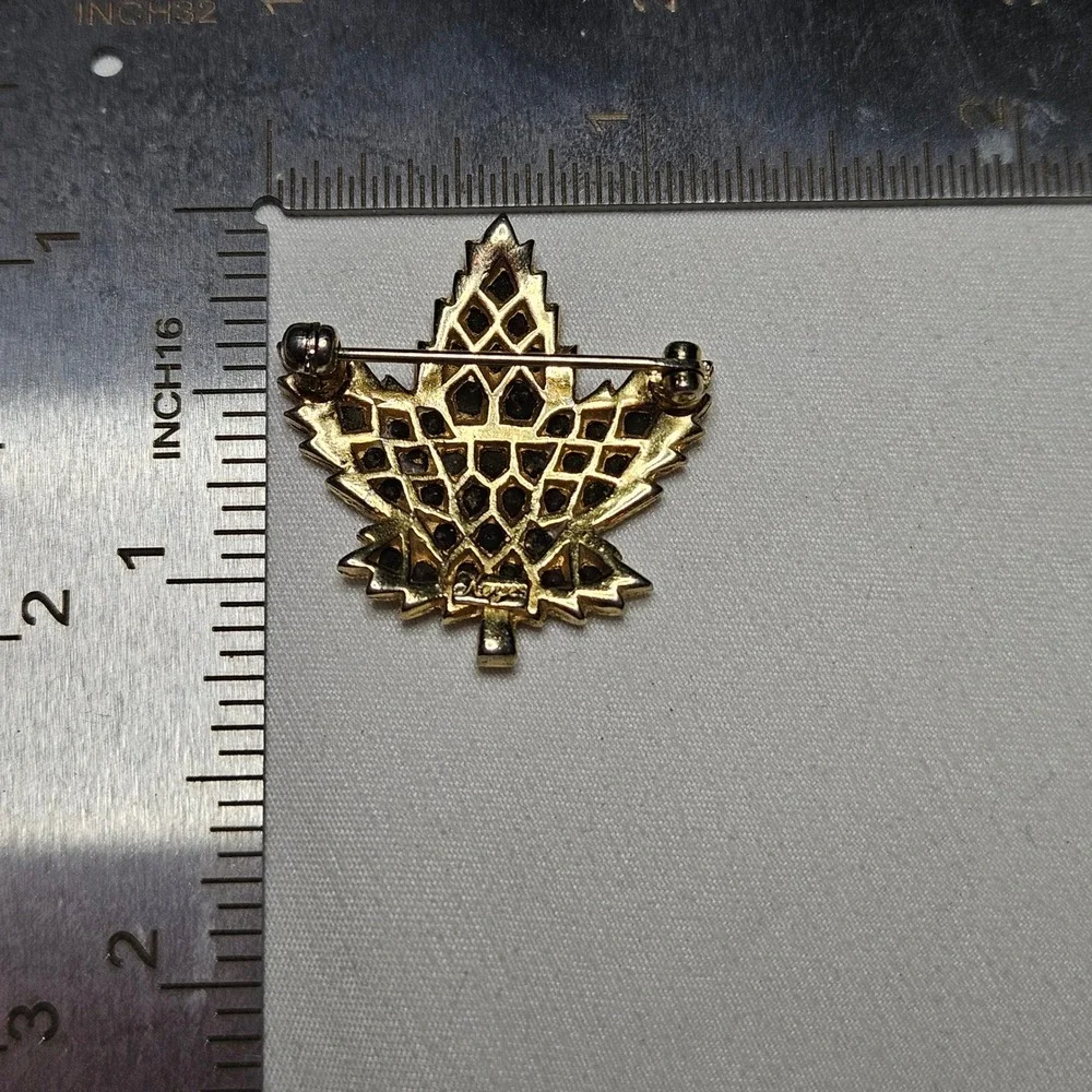Keyes Maple Leaf Brooch Unisex OS Gold Aurora Borealis Rhinestone Vintage Pin